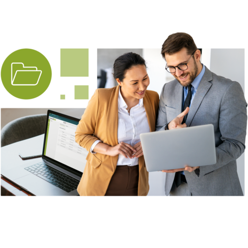 Mann zeigt Frau Inhalte auf dem Laptop