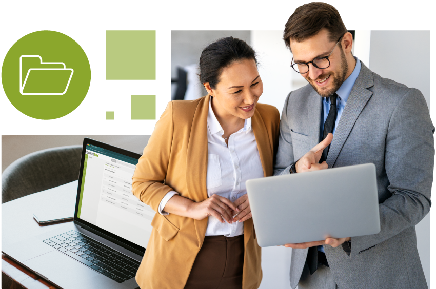 Mann zeigt Frau Inhalte auf dem Laptop