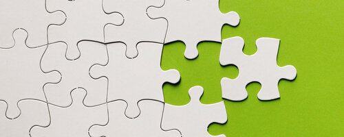 Puzzle-Teile, die zu einem Gesamtbild zusammengefügt werden – Symbol für strukturierte Recherche im Digital Asset Management