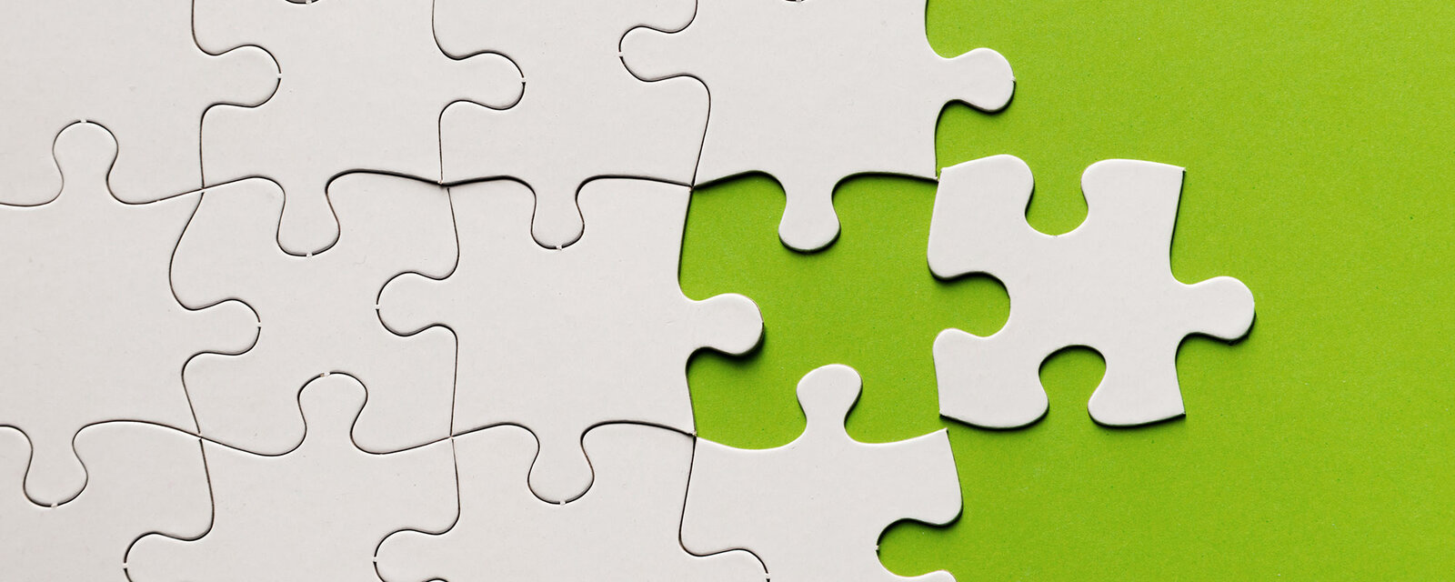 Puzzle-Teile, die zu einem Gesamtbild zusammengefügt werden – Symbol für strukturierte Recherche im Digital Asset Management