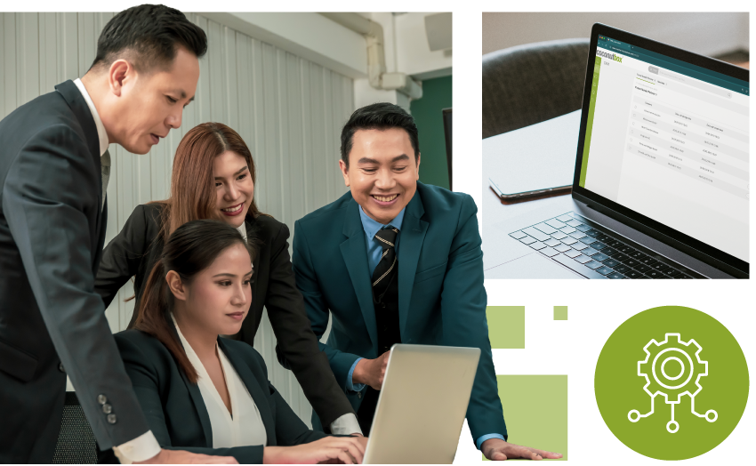 Team arbeitet gemeinsam an einem Laptop