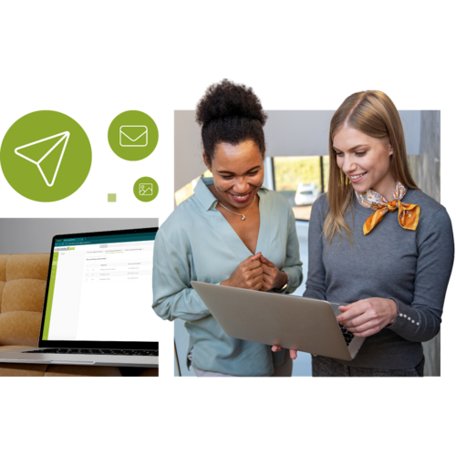 Zwei Frauen schauen gemeinsam auf einen Laptop