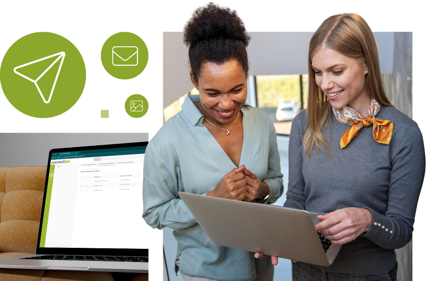 Zwei Frauen schauen gemeinsam auf einen Laptop