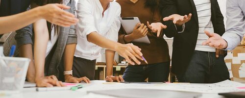 Team bespricht Anforderungen und Auswahl eines passenden Digital Asset Management Systems