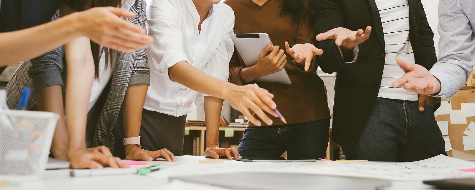 Team bespricht Anforderungen und Auswahl eines passenden Digital Asset Management Systems