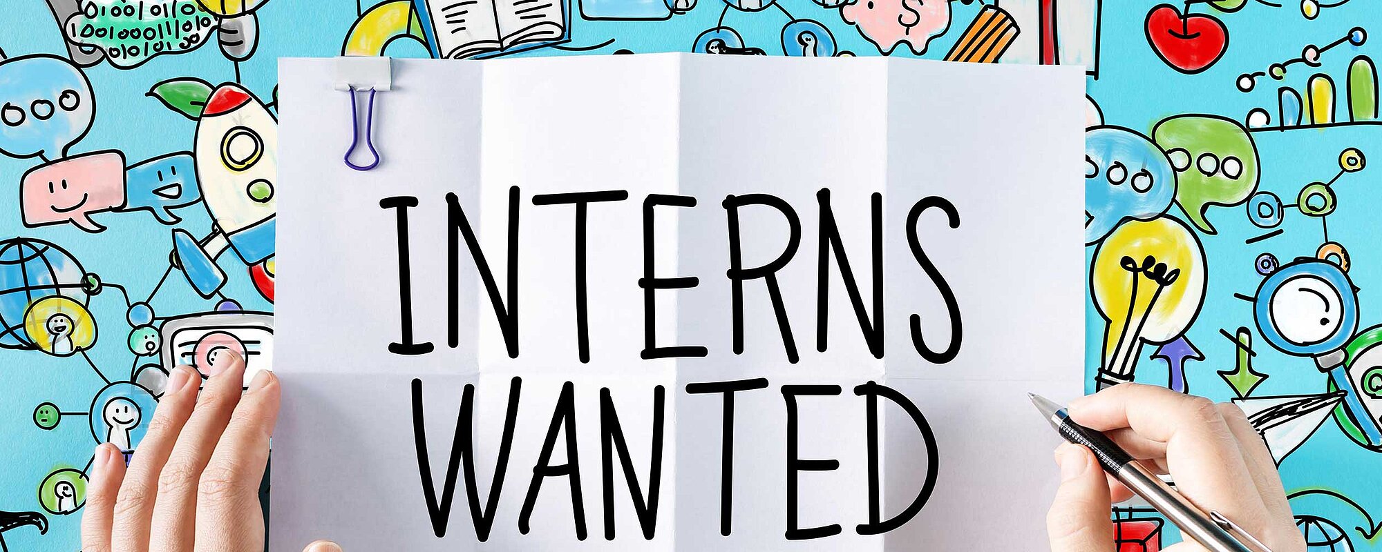 Schriftzug mit "Interns wanted" auf Papier 
