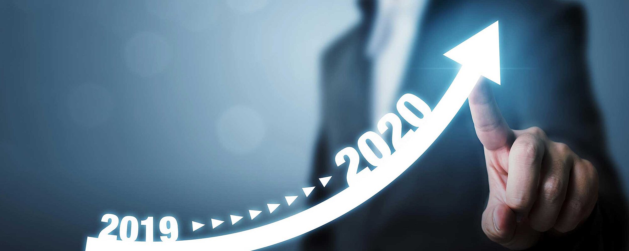 Pfeil von 2018 bis 2020 zeigt nach oben