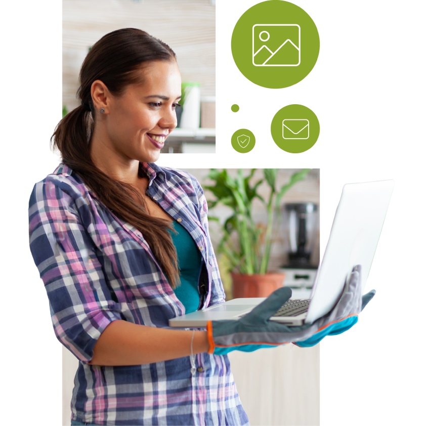 Frau mit Arbeitshandschuhen hält Laptop in der Hand