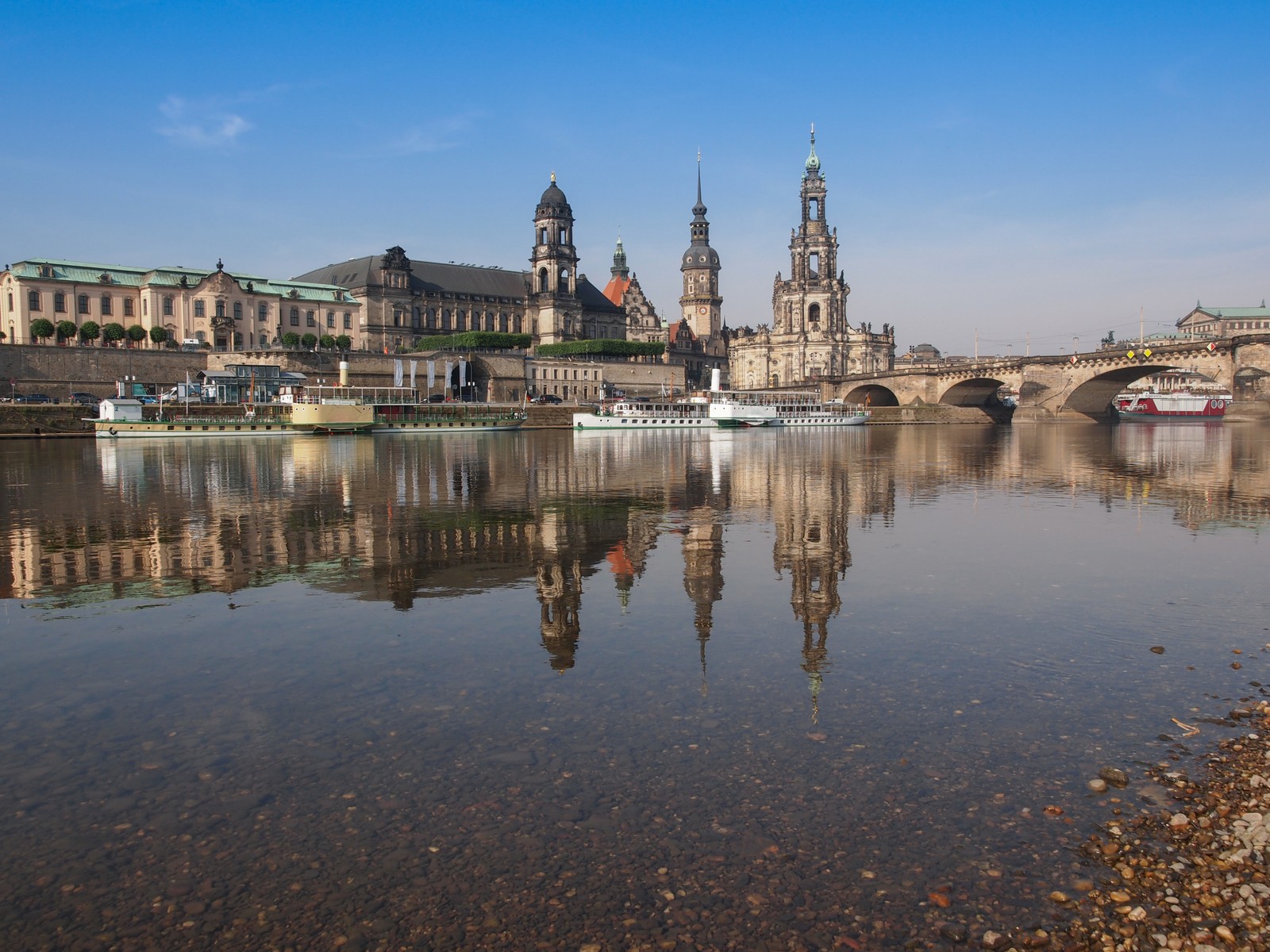 Blick auf Elbufer Dresden mit Hofkirche